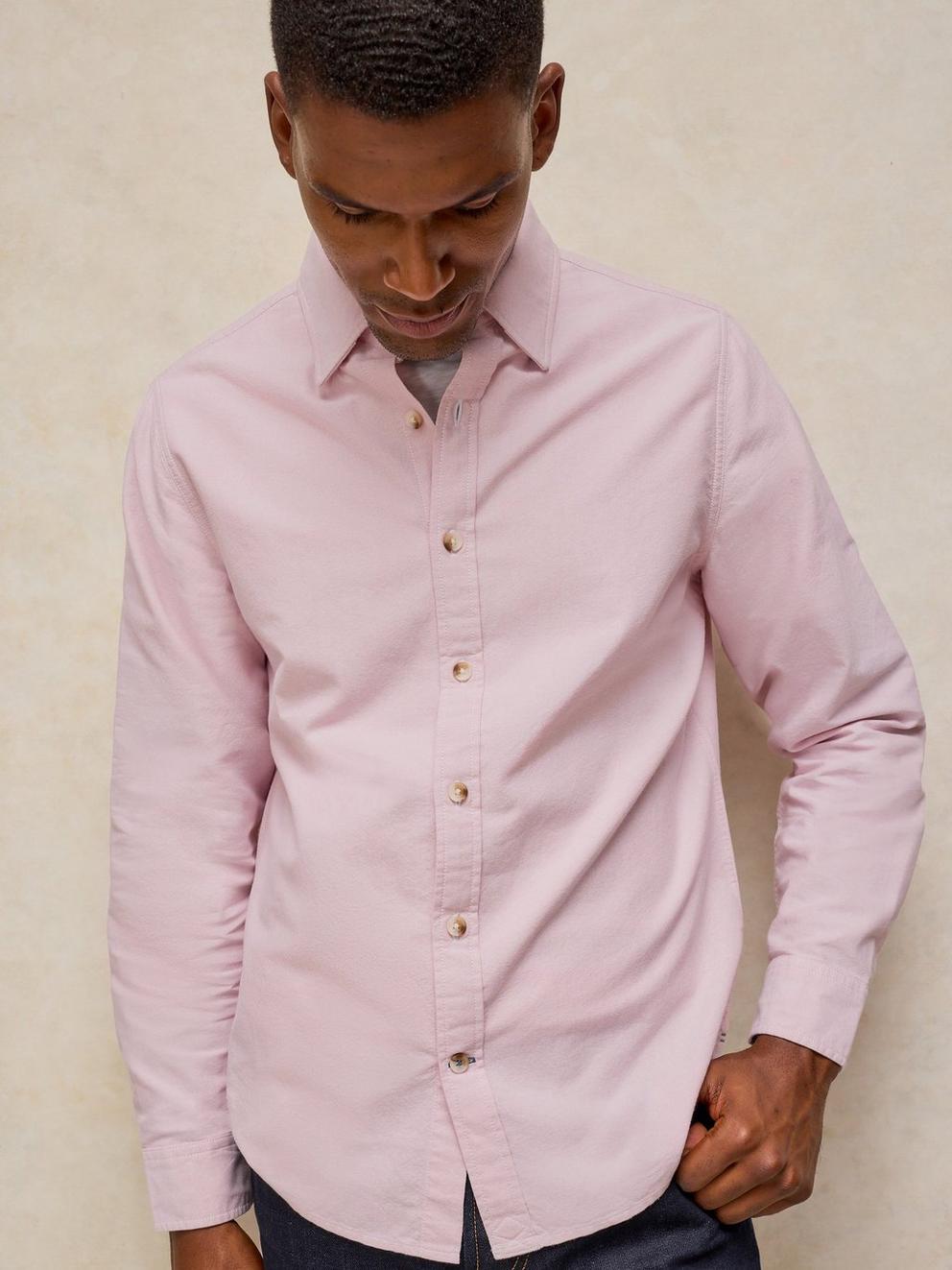 BRUTON OXFORD SHIRT in LGT PINK - MODEL DETAIL
