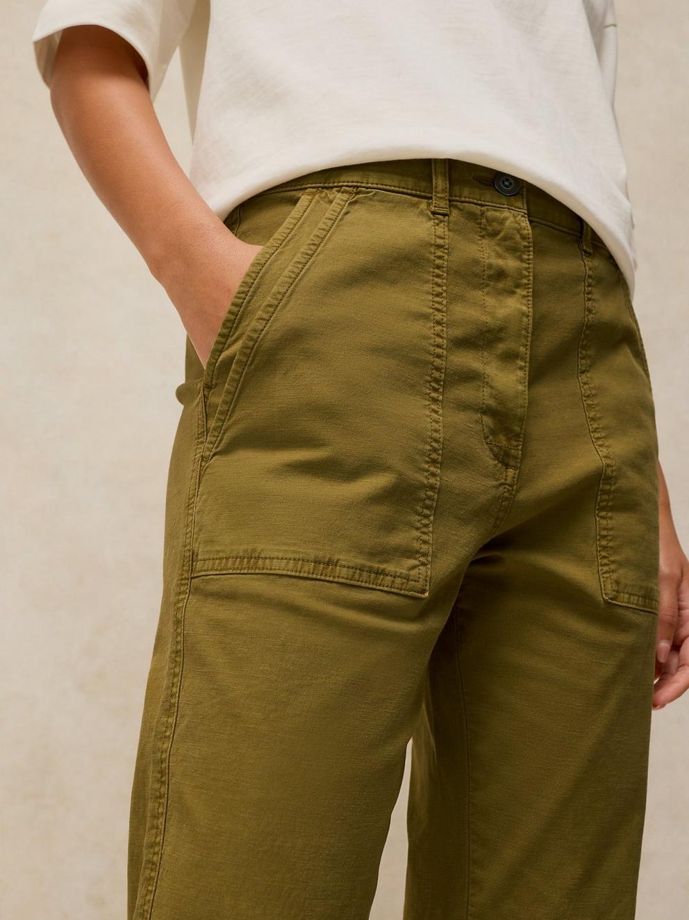 TWISTER CHINO TROUSER in KHAKI GRN - MODEL DETAIL