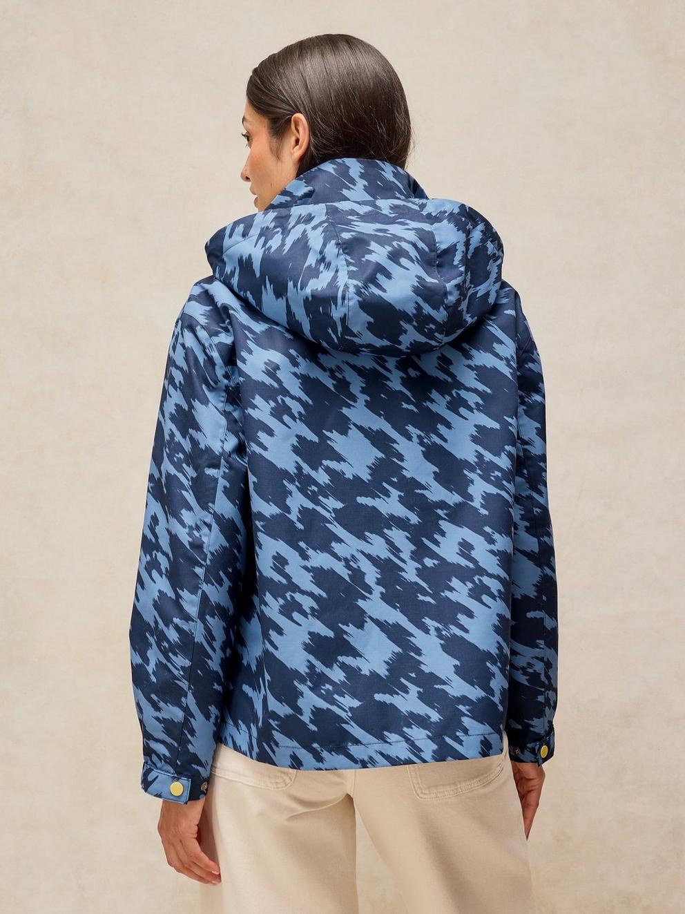 BETH SHORT WATERPROOF COAT in NAVY MULTI - MODEL BACK