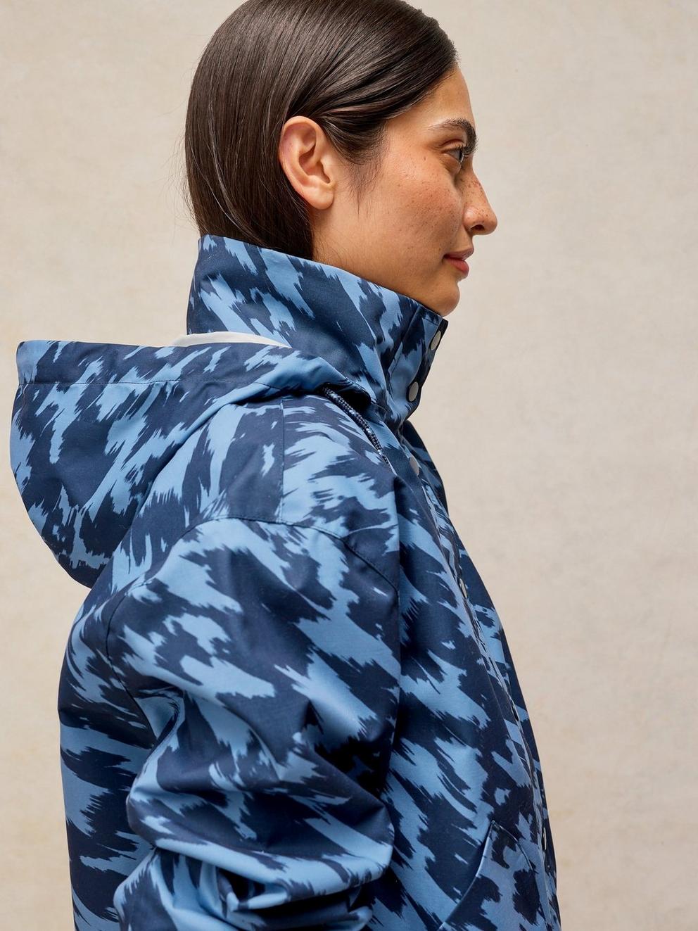 BETH SHORT WATERPROOF COAT in NAVY MULTI - MODEL DETAIL
