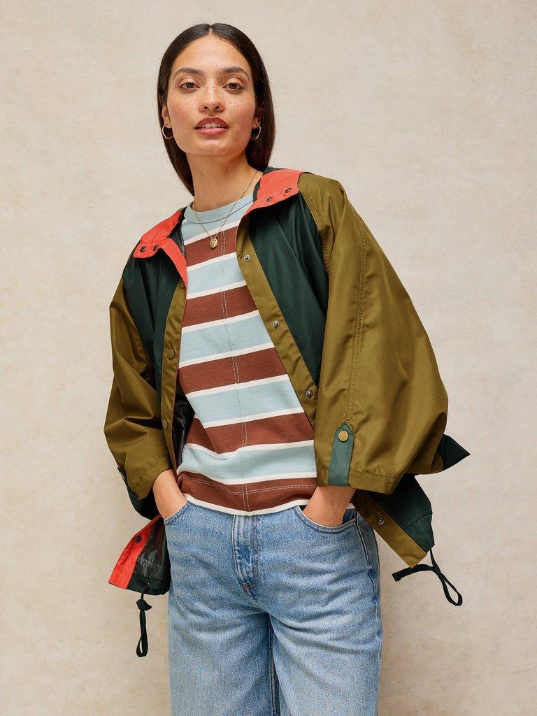 DAKOTA SHOWERPROOF PONCHO in GREEN MLT - MODEL DETAIL