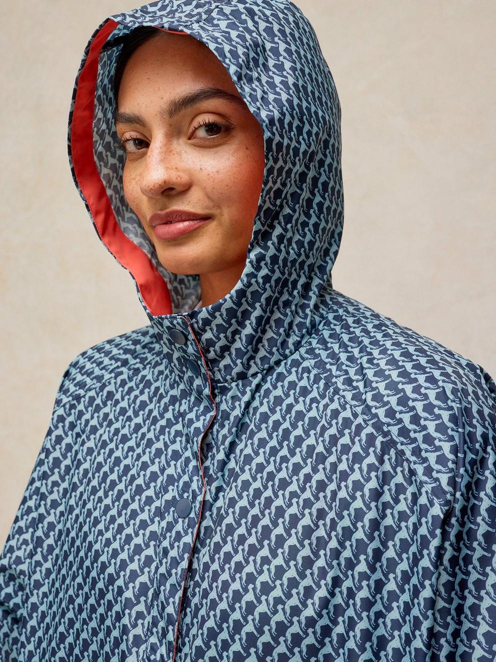 DAKOTA SHOWERPROOF PONCHO in NAVY PR - MODEL DETAIL