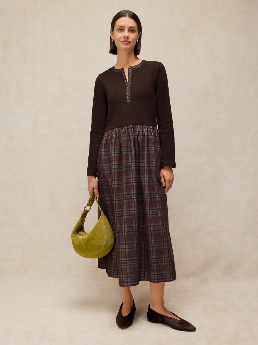 DAKOTA JERSEY MIX DRESS in BROWN MLT - MODEL DETAIL