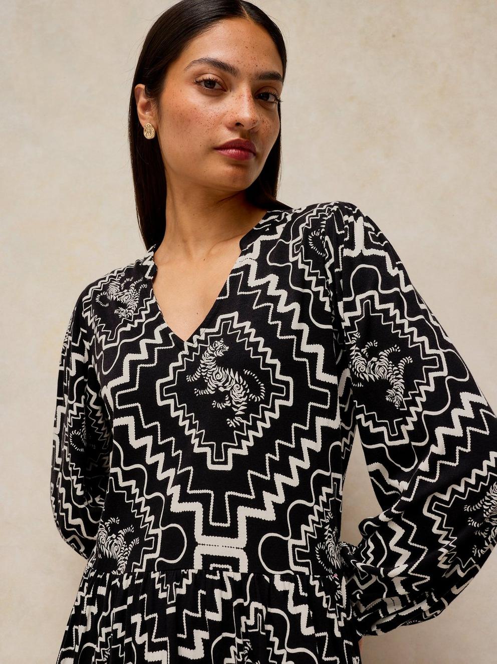LOLA JERSEY DRESS in BLK PR - MODEL DETAIL