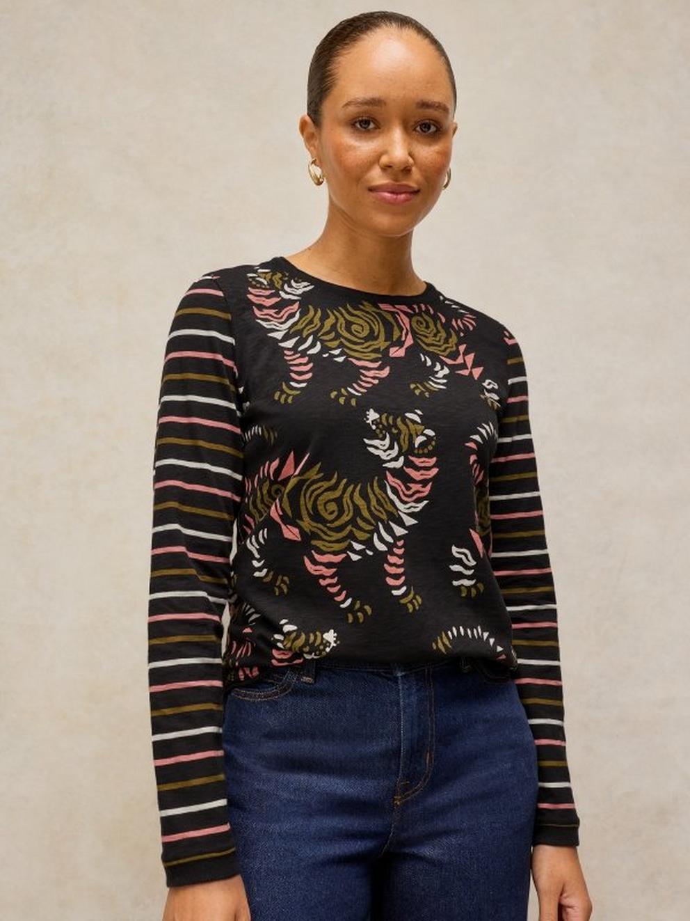 CLARA LS TEE in BLK PR - LIFESTYLE
