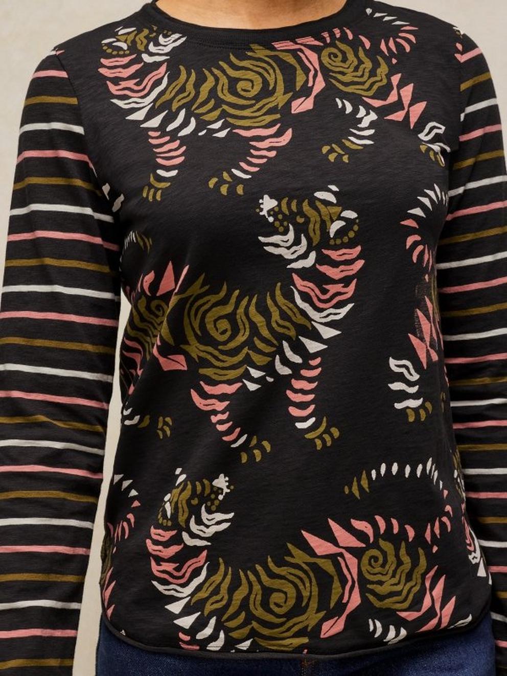 CLARA LS TEE in BLK PR - MODEL DETAIL