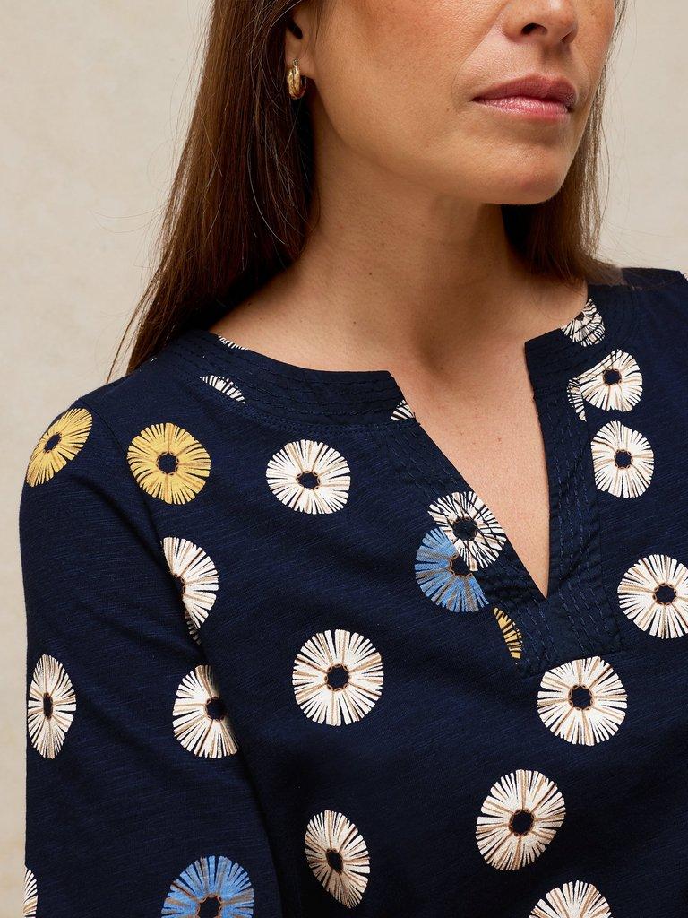 WEAVER NOTCH NECK TEE in NAVY PR - MODEL DETAIL