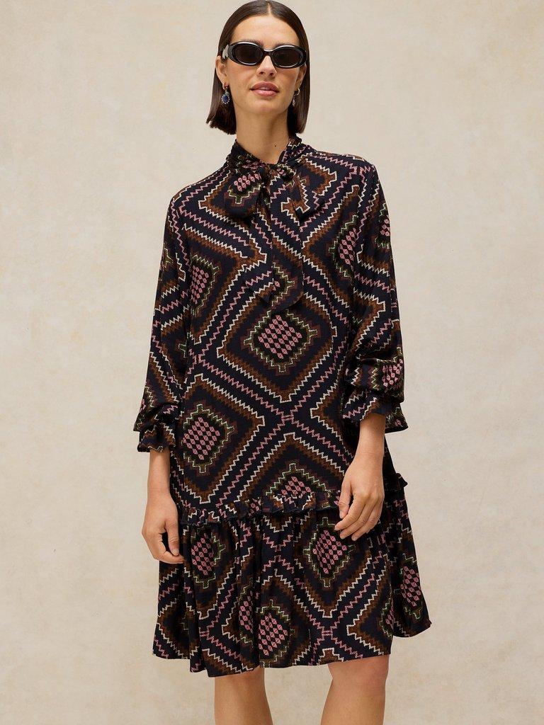 KALIA SHORT DRESS in NAVY MULTI - MODEL DETAIL