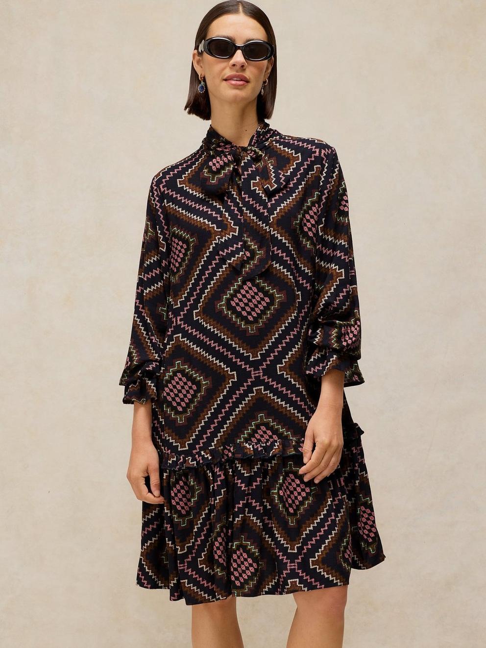 KALIA SHORT DRESS in NAVY MULTI - MODEL DETAIL