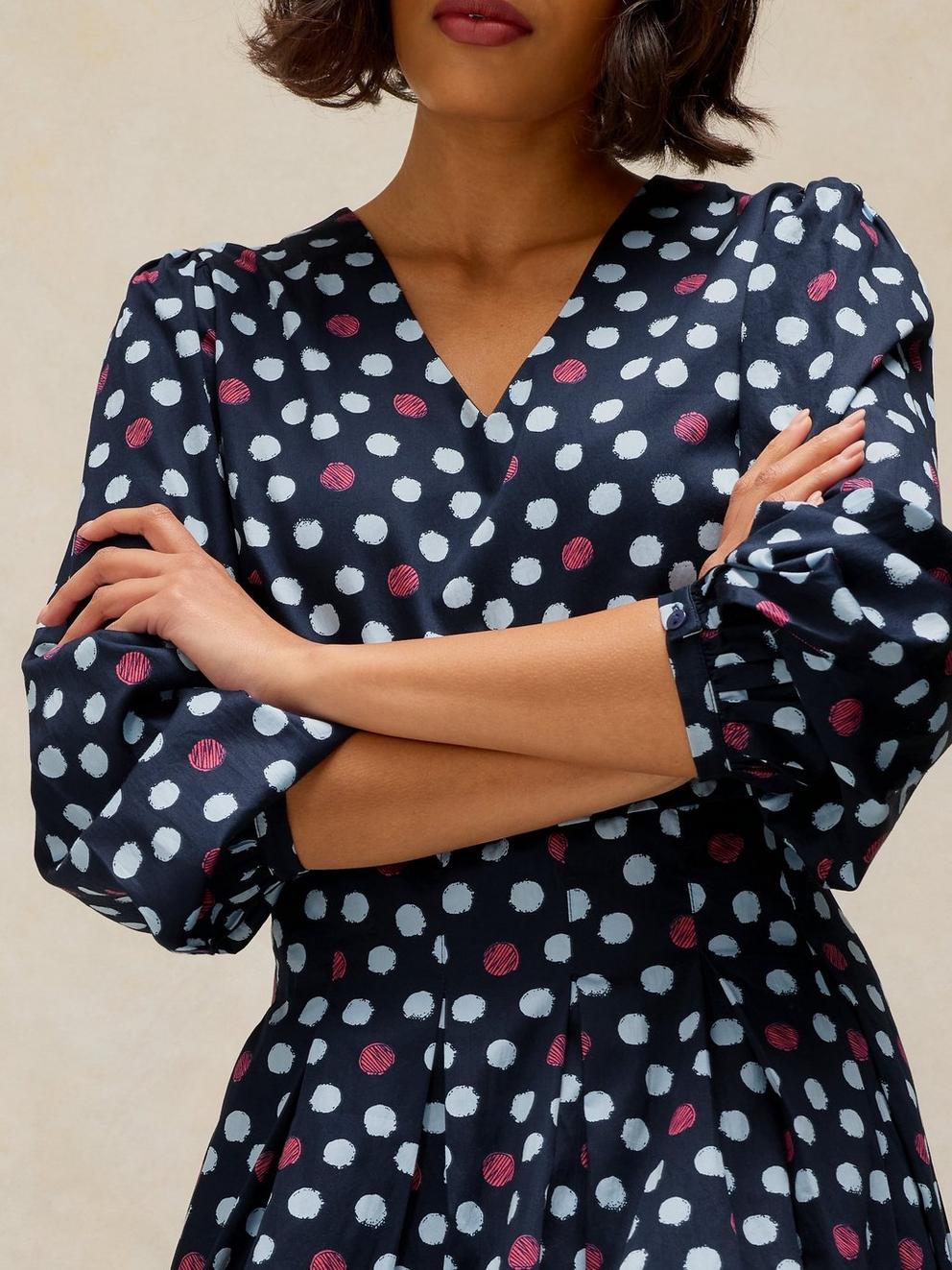 SIERRA PLEAT DRESS in NAVY MULTI - MODEL DETAIL