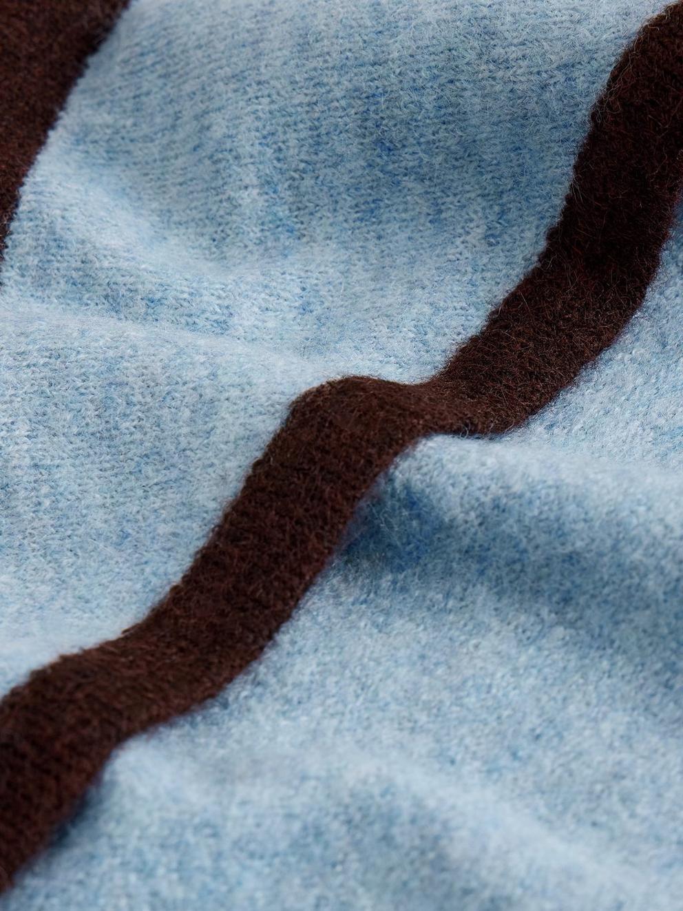 TRIANGLE SCARF in LGT BLUE - FLAT DETAIL