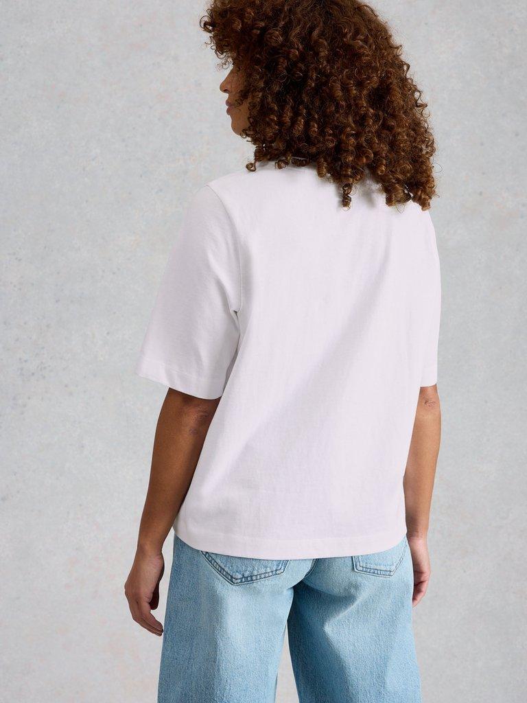 KHLOE TEE in BRIL WHITE - MODEL BACK