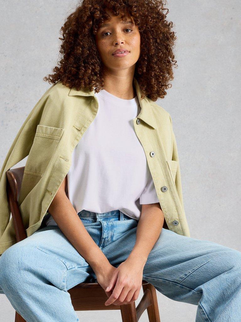 KHLOE TEE in BRIL WHITE - MODEL DETAIL