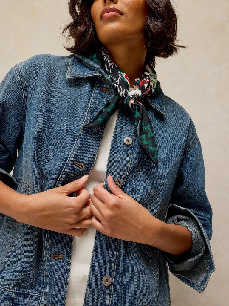 EVA DENIM JACKET in MID DENIM - MODEL DETAIL