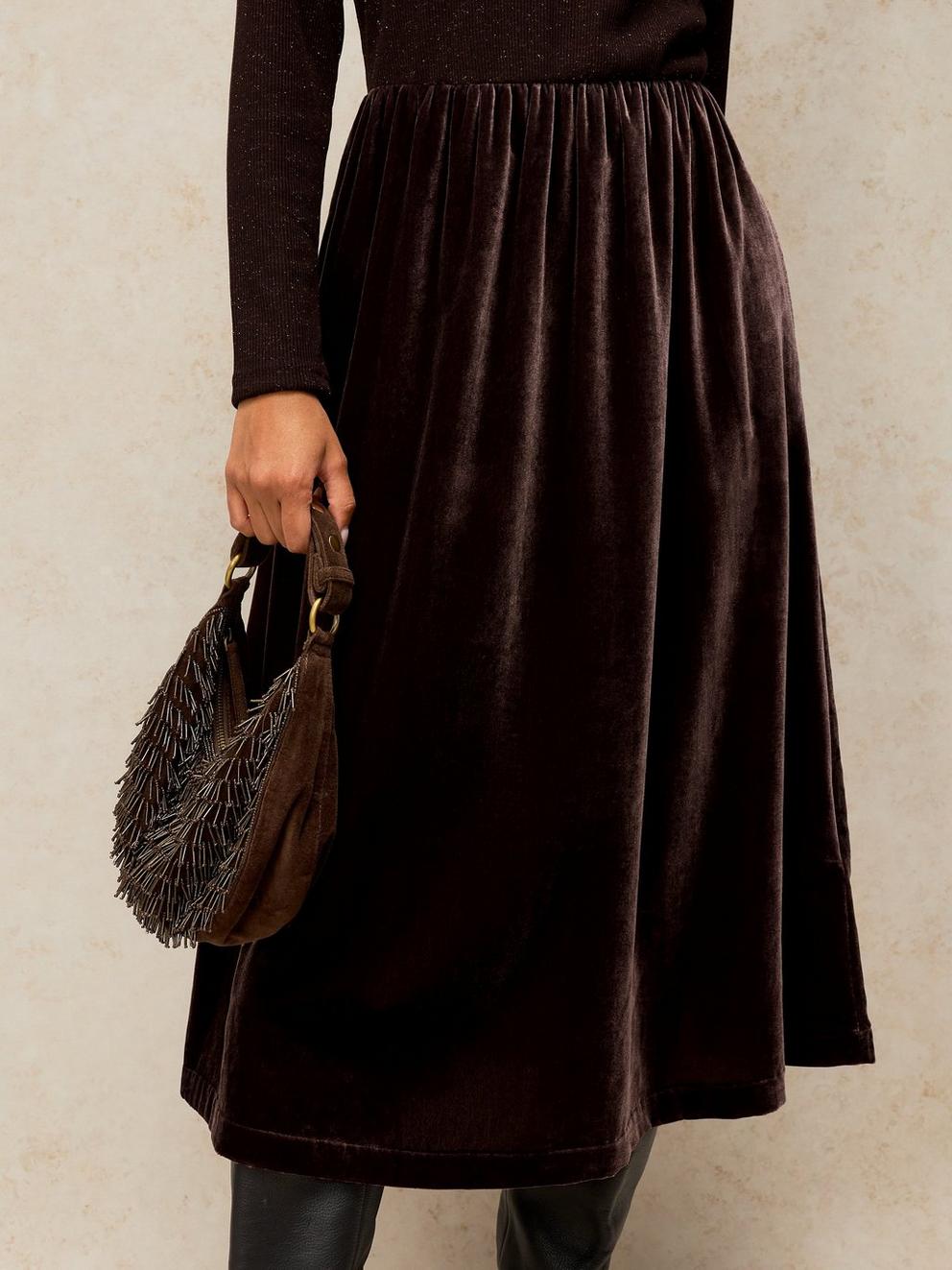 VICE VELVET MIX DRESS in DK BROWN - MODEL DETAIL