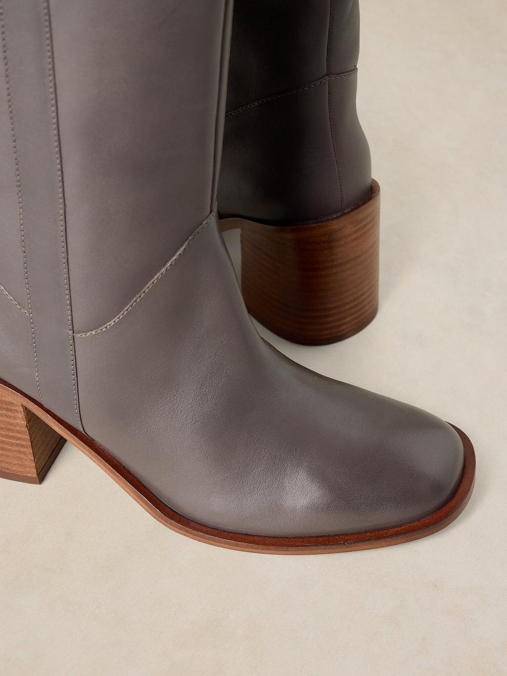 ISLA LEATHER KNEE HIGH BOOT in DK GREY - FLAT DETAIL