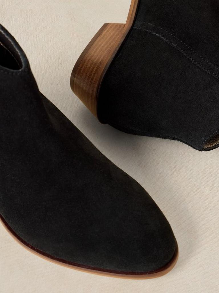 MAE SUEDE ANKLE BOOT in PURE BLK - FLAT DETAIL