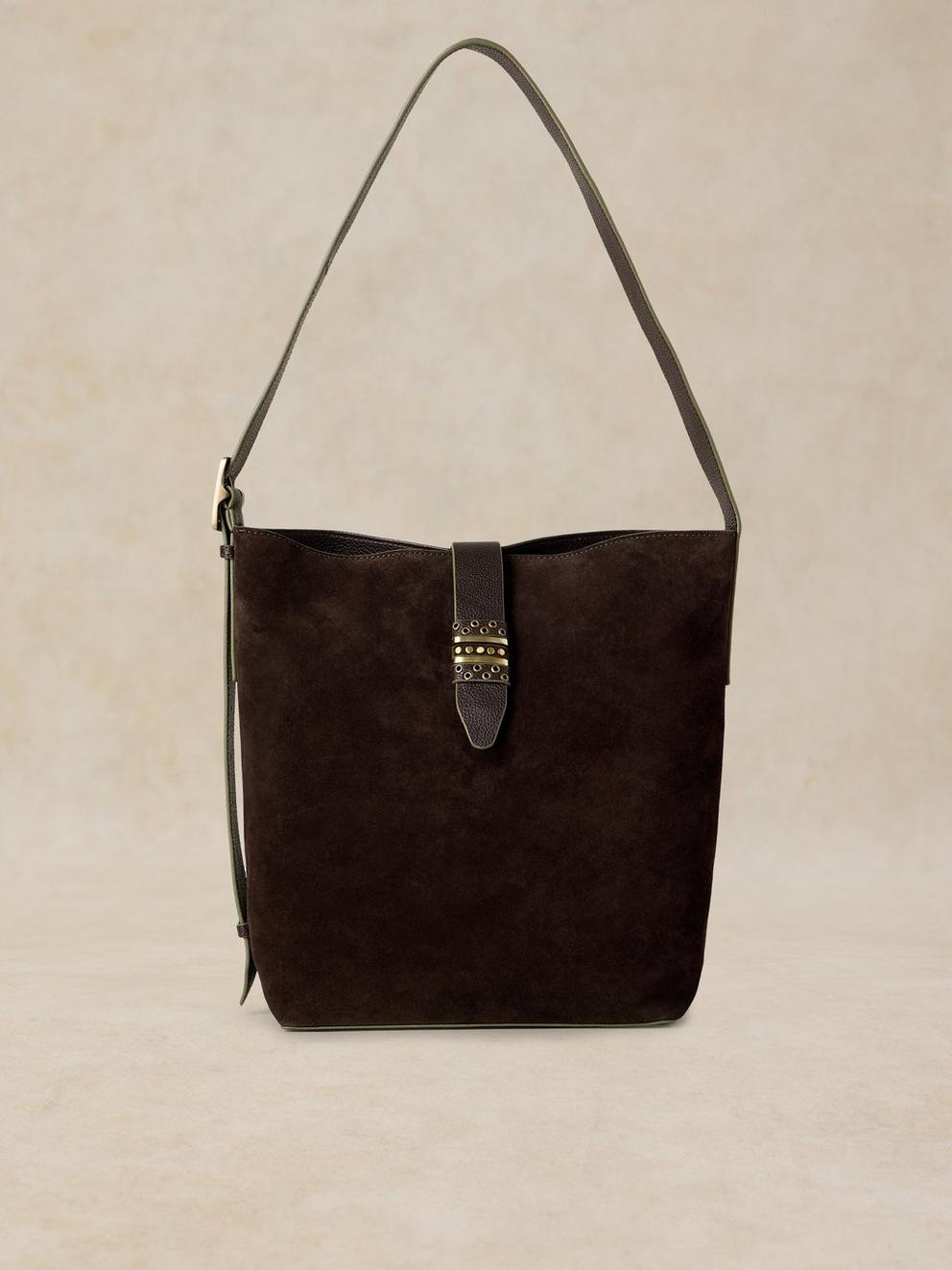 STEVIE BUCKET BAG in DK BROWN - LIFESTYLE