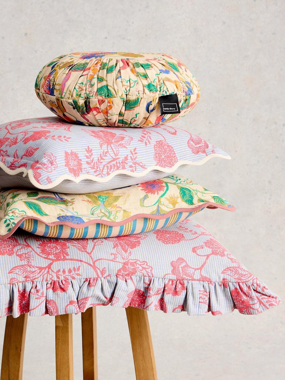 Inside Story Scallop Cushion in BLUE PR - MODEL DETAIL