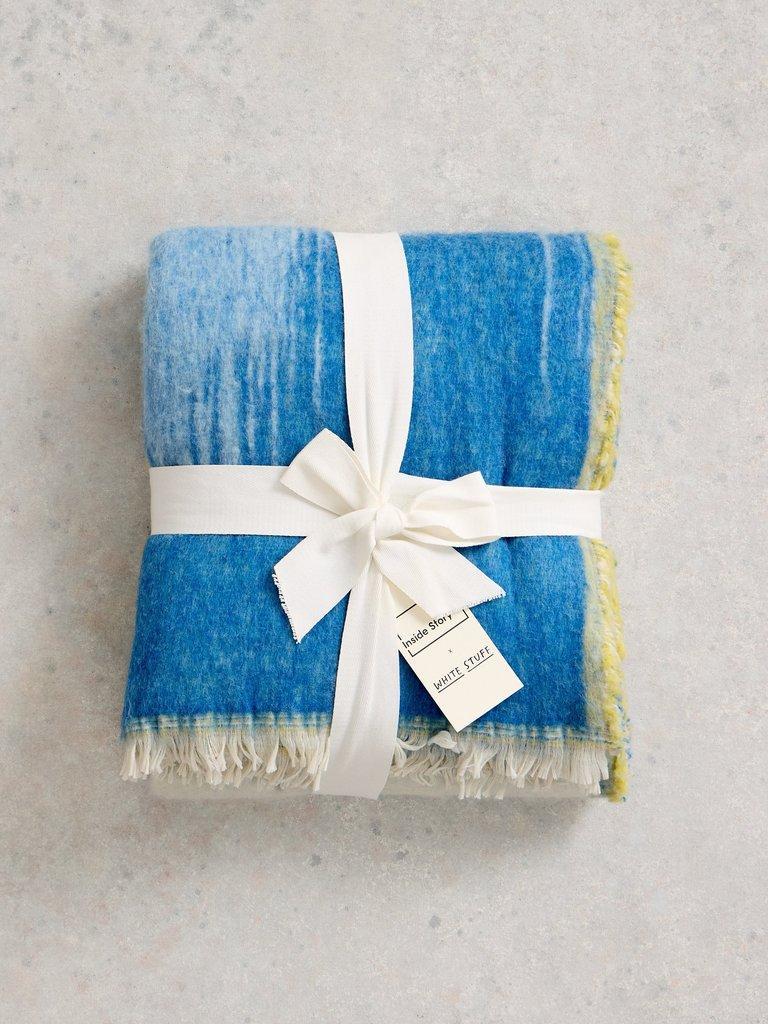 Inside Story Throw in BLUE MLT - MODEL DETAIL