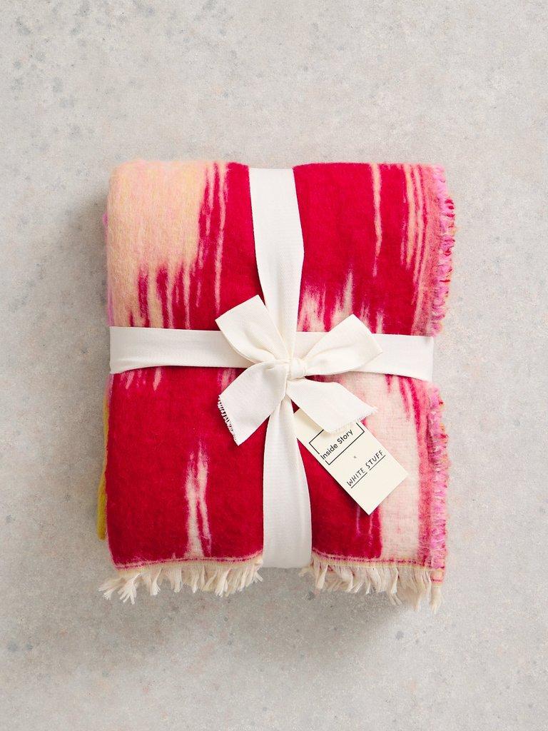 Inside Story Throw in PINK MLT - MODEL DETAIL