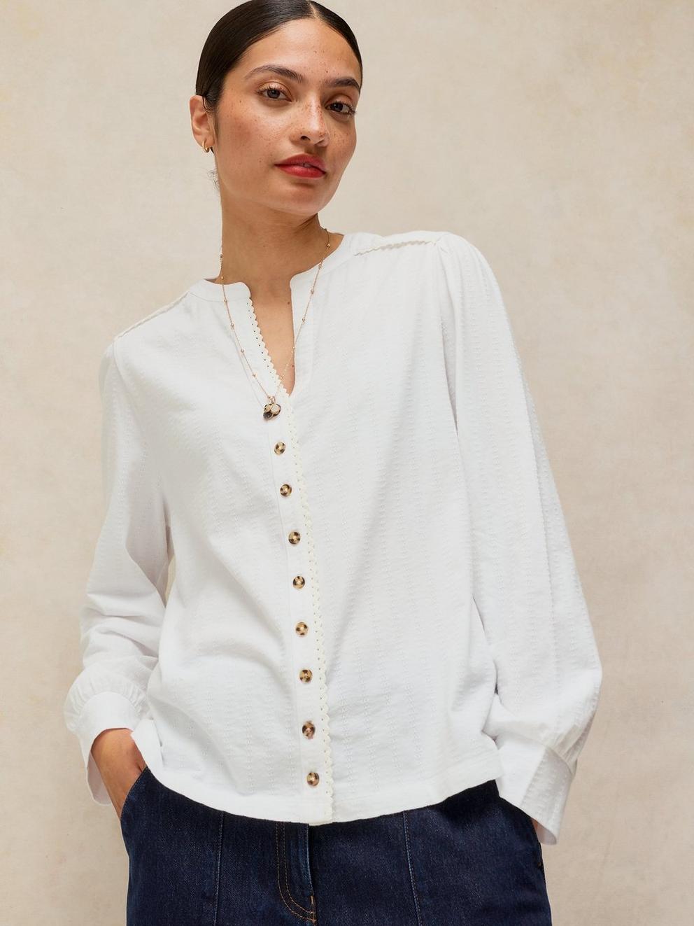 REGAN TEXTURED SHIRT in BRIL WHITE - MODEL DETAIL