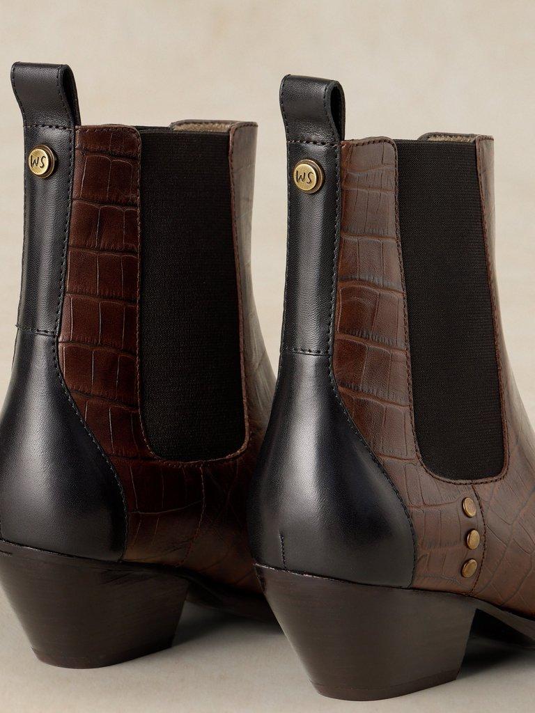 JANIE WESTERN ANKLE BOOT in DK BROWN - FLAT DETAIL