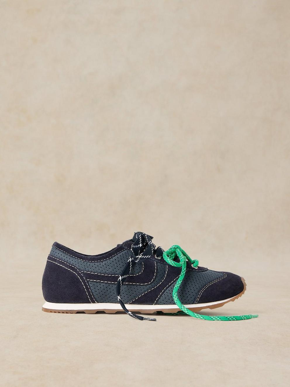 QUINN TRAINER in DARK NAVY - LIFESTYLE