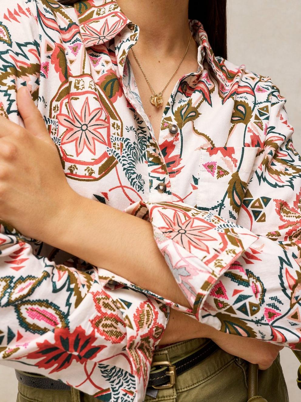 LIBBY PRINTED SHIRT in IVORY PR - MODEL DETAIL