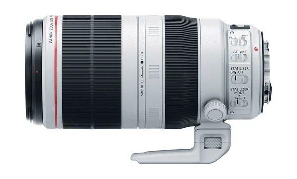 عدسة تركيز إلكتروني ١٠٠ - ٤٠٠ ملم، وفتحة عدسة مقاس ٤.٥ - ٥.٦ مع نظام استقرار الصورة II يو إس إم