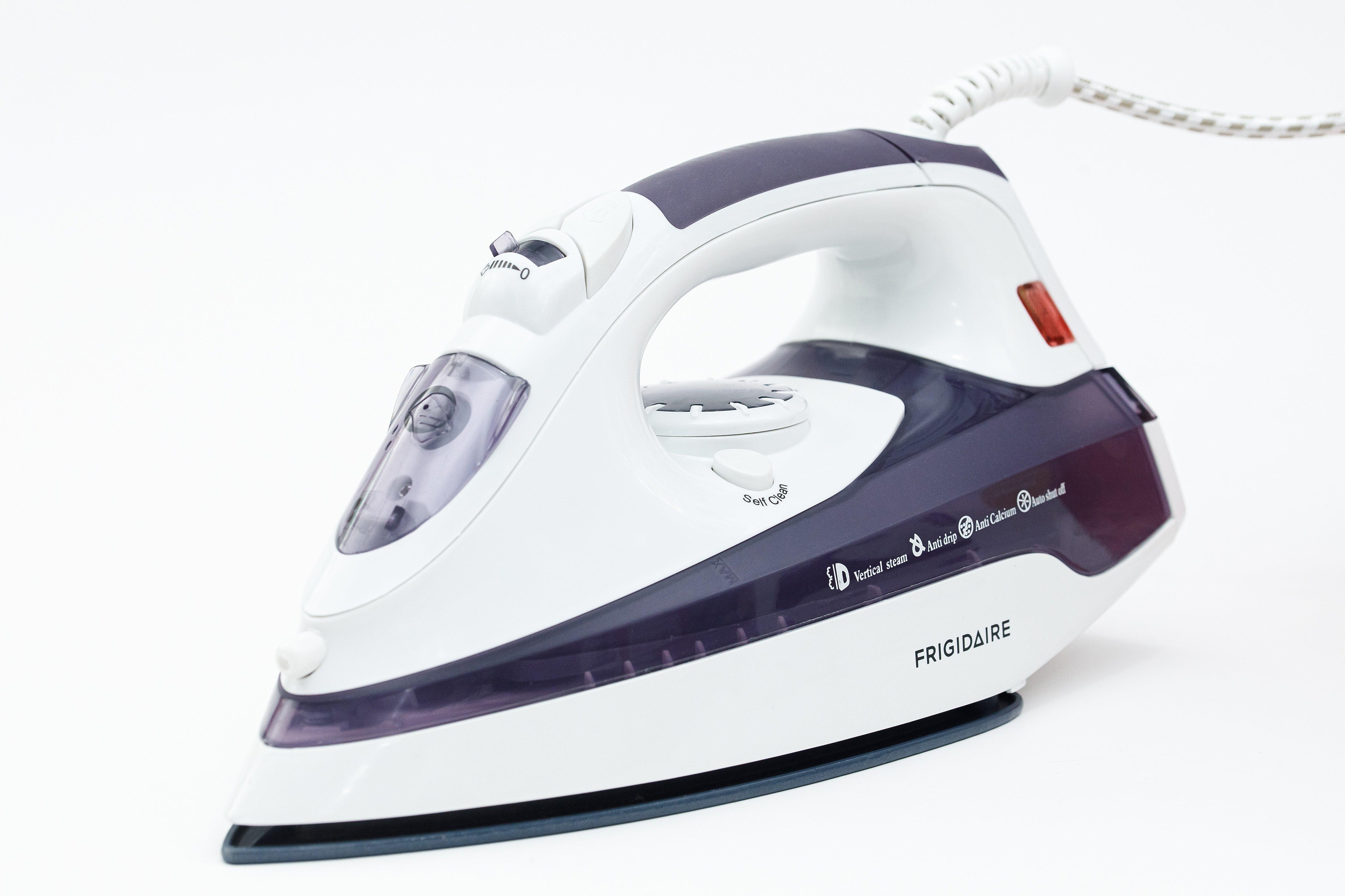 Frigidaire 1800W 350ml Steam Iron (FD1124) – Purple