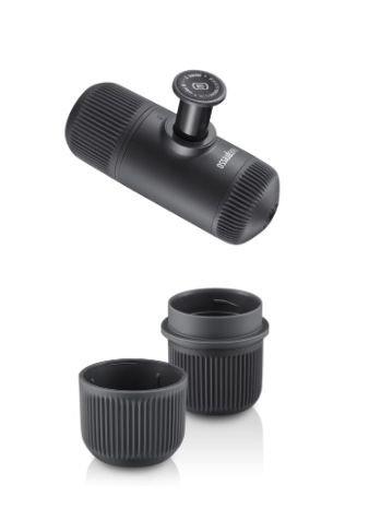 ماكينة صنع القهوة واكاكو نانوبريسو + المشترك الكهربائي من واكاكو – أسود