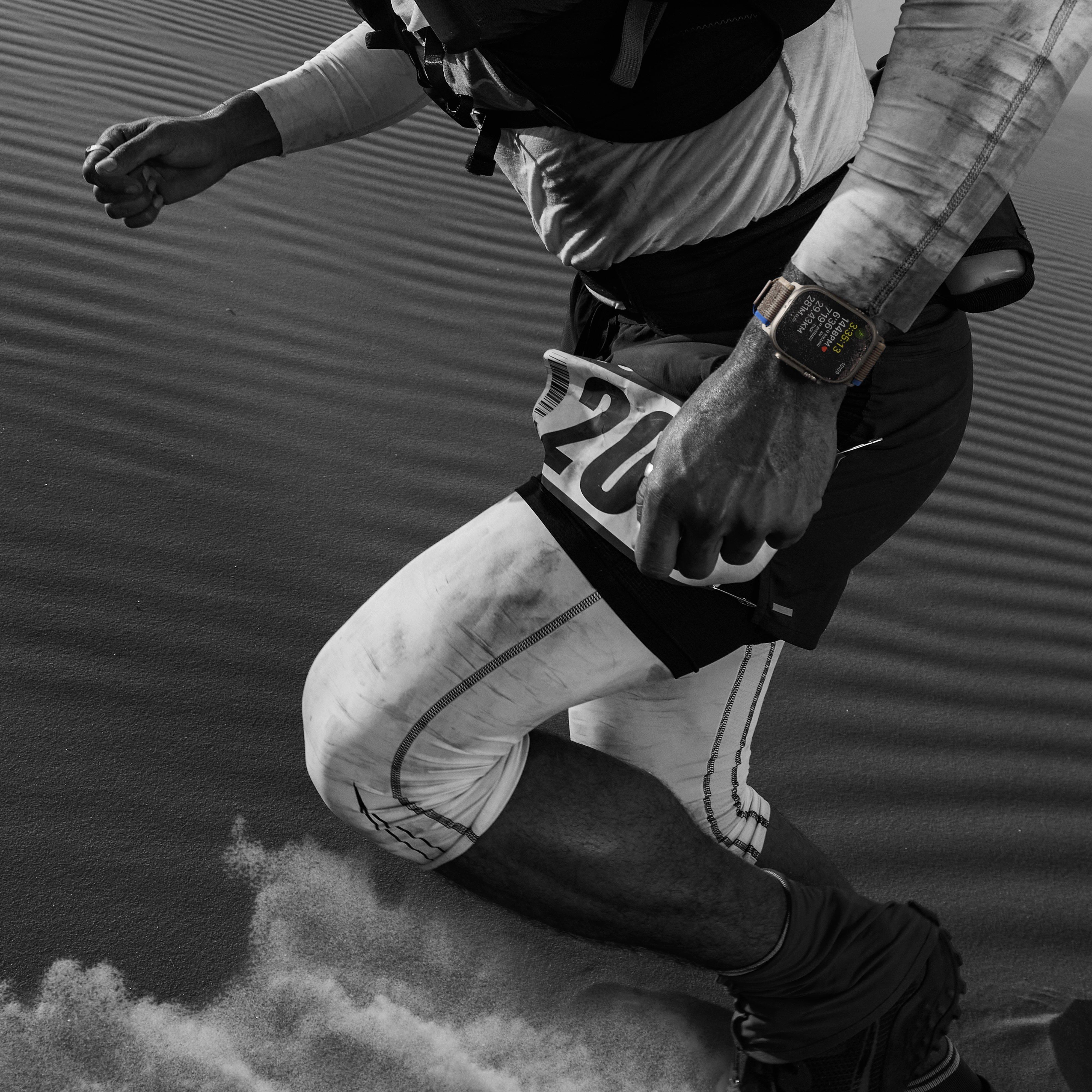 ساعة أبل ألترا الخلوية + جي بي اس- 49 ملم - غطاء تيتانيوم مع سوار برتقالي - كبير