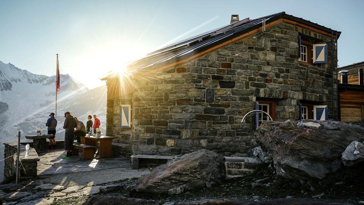 Mountain restaurants in Randa - panoramic huts at the foot of the Dom ...
