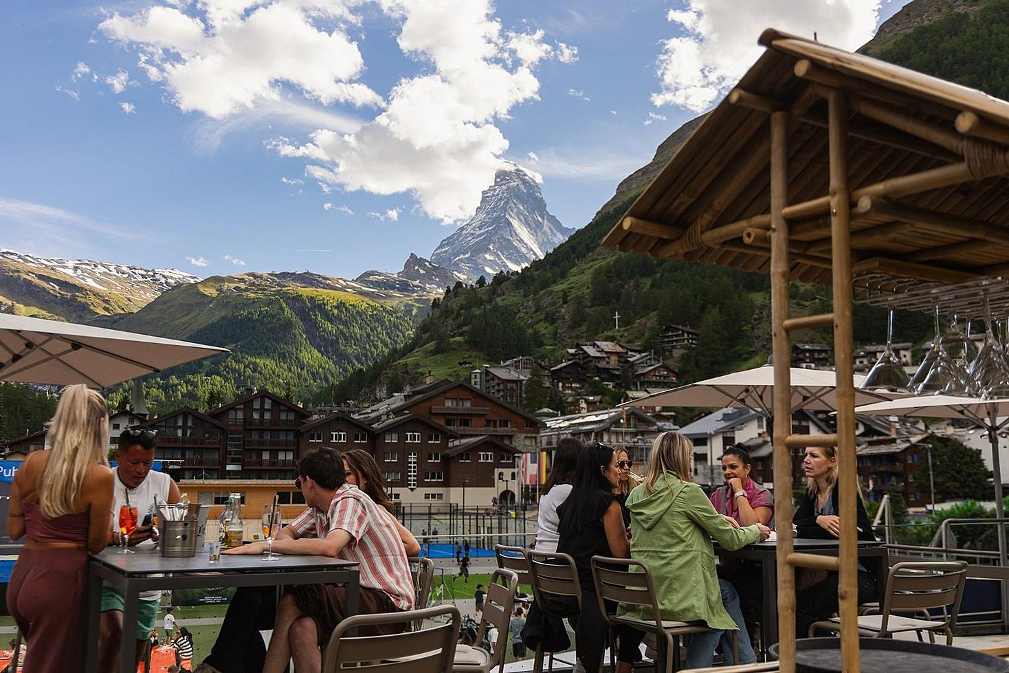 Brise de montagne plutôt que brise marine: Le Rooftop Bar by Pavillon apporte une ambiance balnéaire sur les Oberen Matten