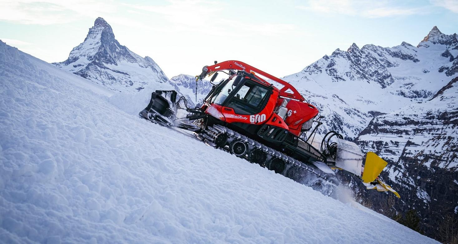 At the limit at night: Anthamatten conquers Zermatt’s steep slope