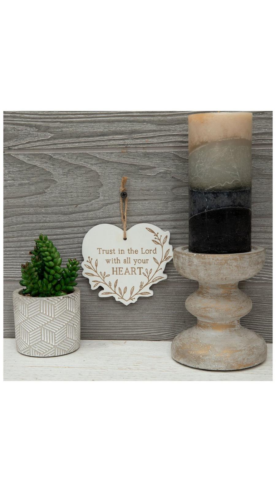 置物 love is strength Trust In The Lord Wood Wall Decor | Hobby Lobby | 2121010
