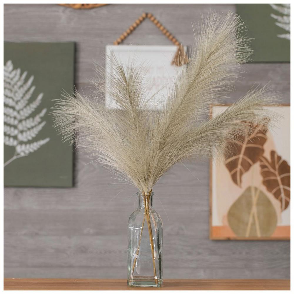 Light Brown Pampas Grass In Glass Vase