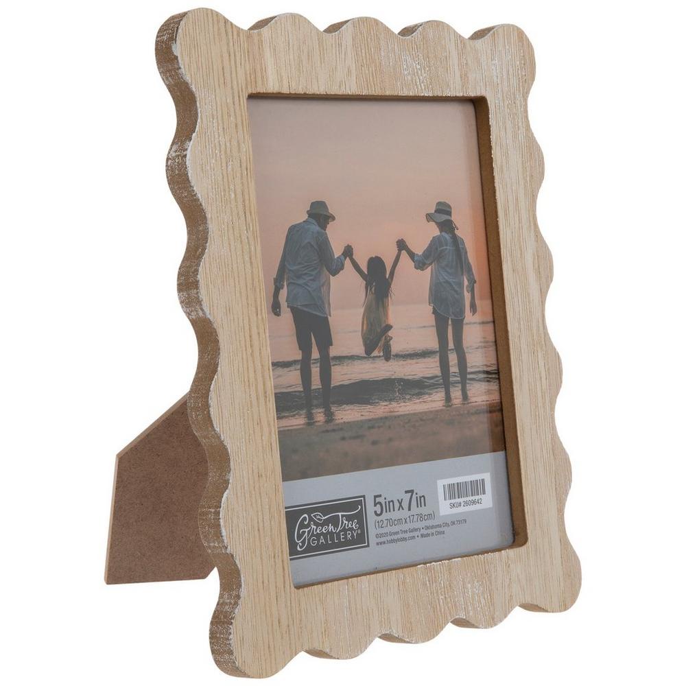 Scalloped Edge Picture Frame