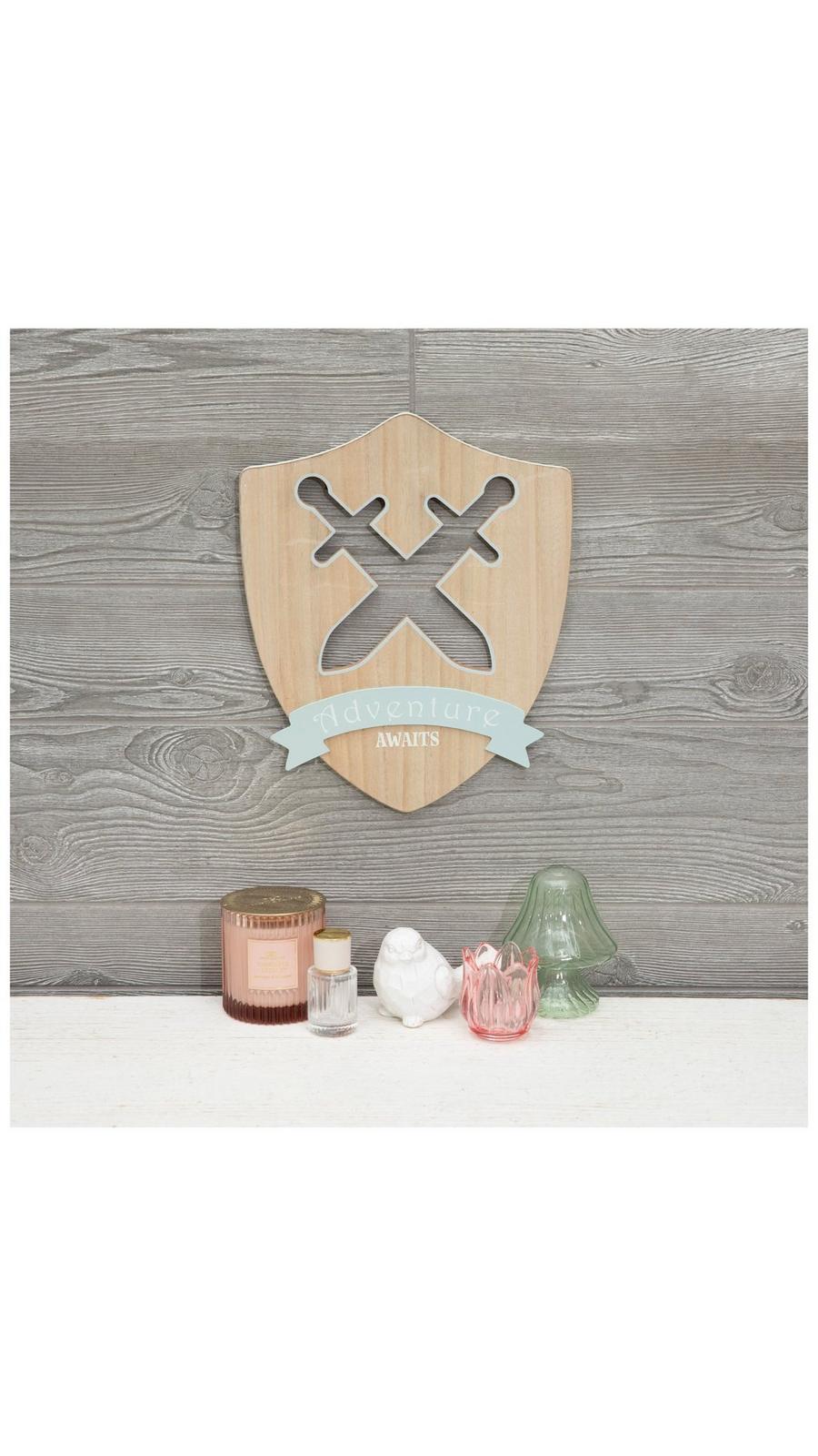 【アメリカで購入】Adventure Awaits 木製インテリアウォールデコ Adventure Awaits Shield Wood Wall Decor | Hobby Lobby | 2675486