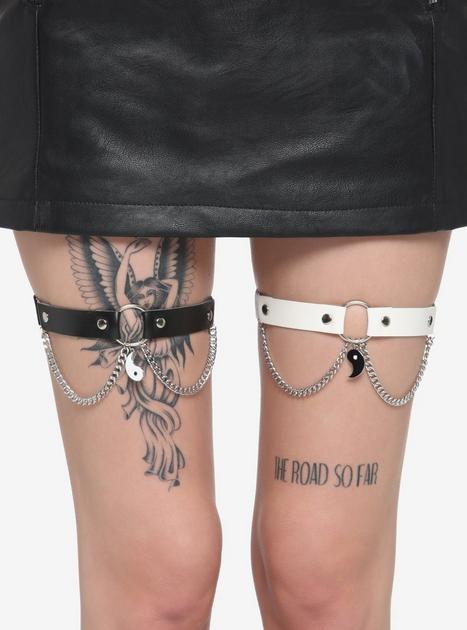 Black & White Yin-Yang Chain Garter Set | Hot Topic