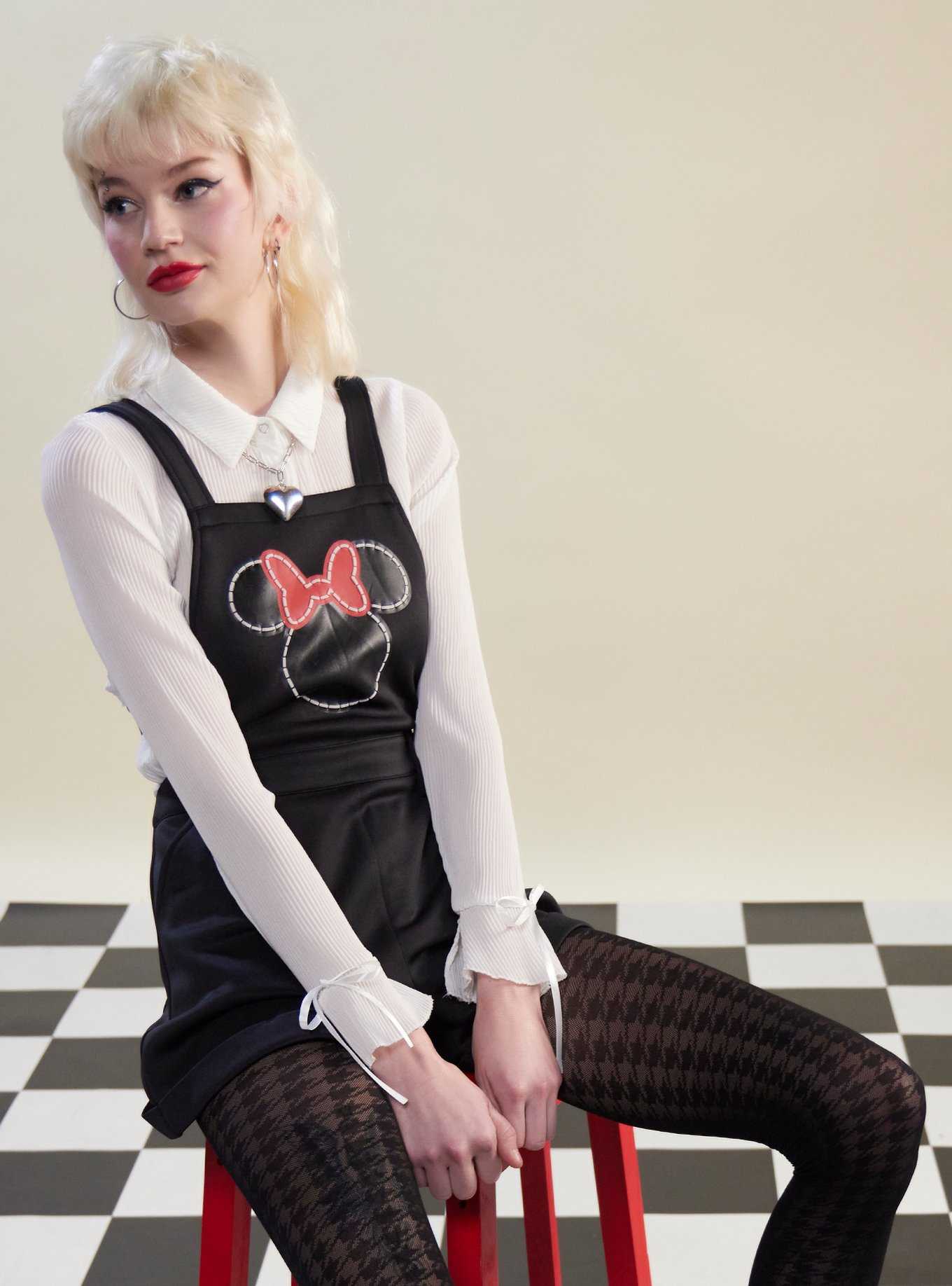 Disney Women's Plus Size Minnie Mouse V Neck T Shirt, 2X, Black :  : Clothing, Shoes & Accessories