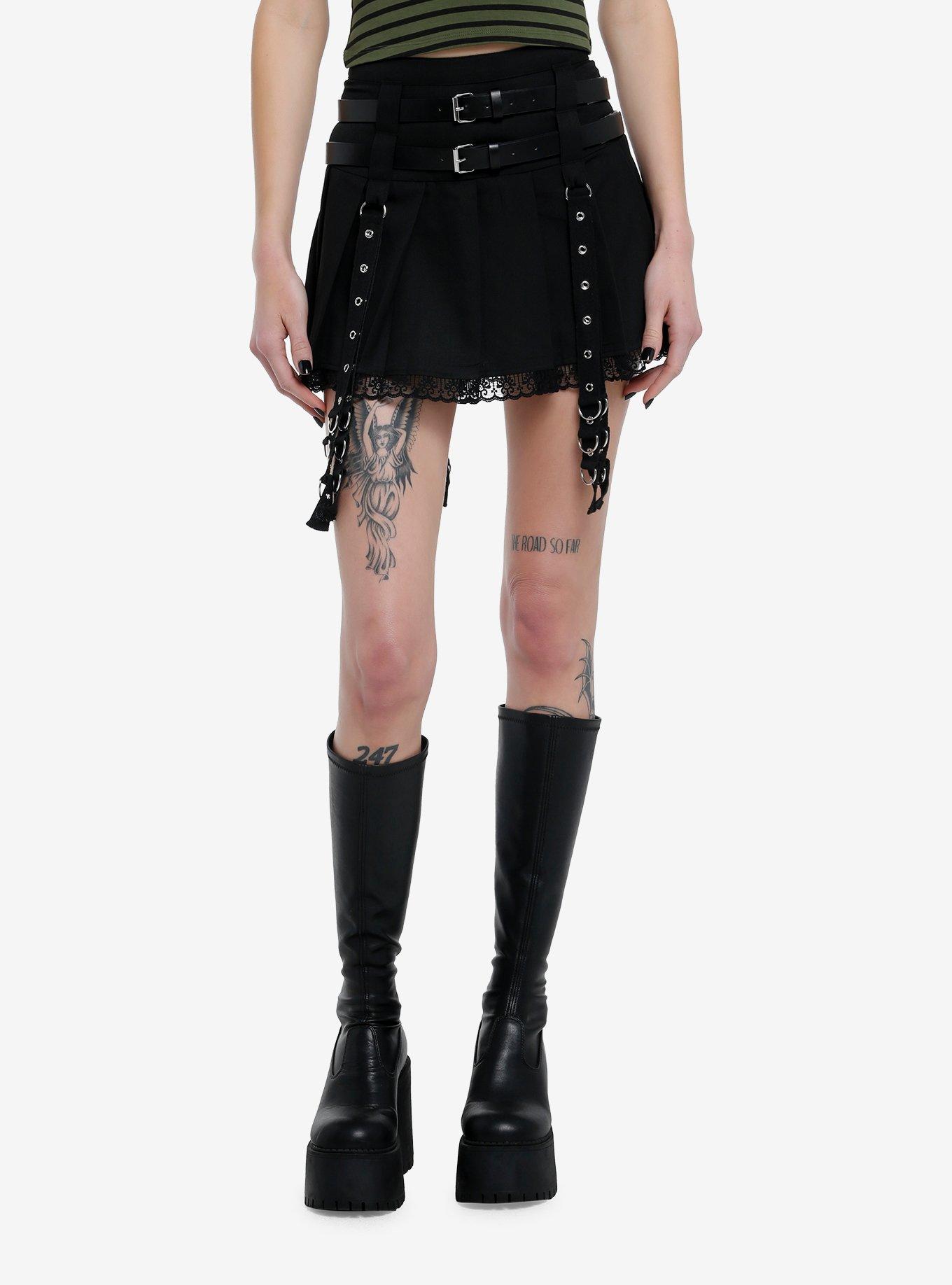 ◆ETRE AU SOMMET◆ Layered set-up two-belt side pleated skir Social Collision Black Grommet Strap Pleated Skirt With Belt