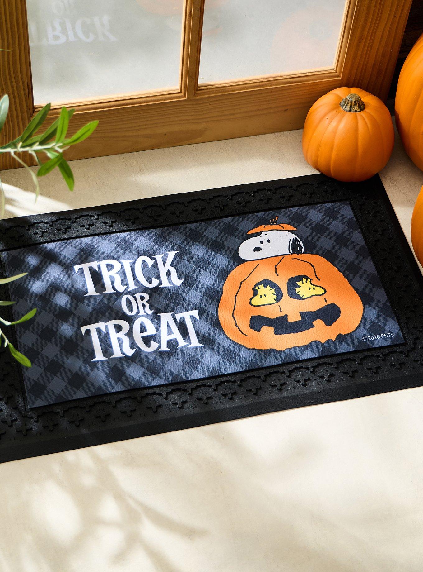 Peanuts Snoopy Trick or Treat Light-Up Door Mat