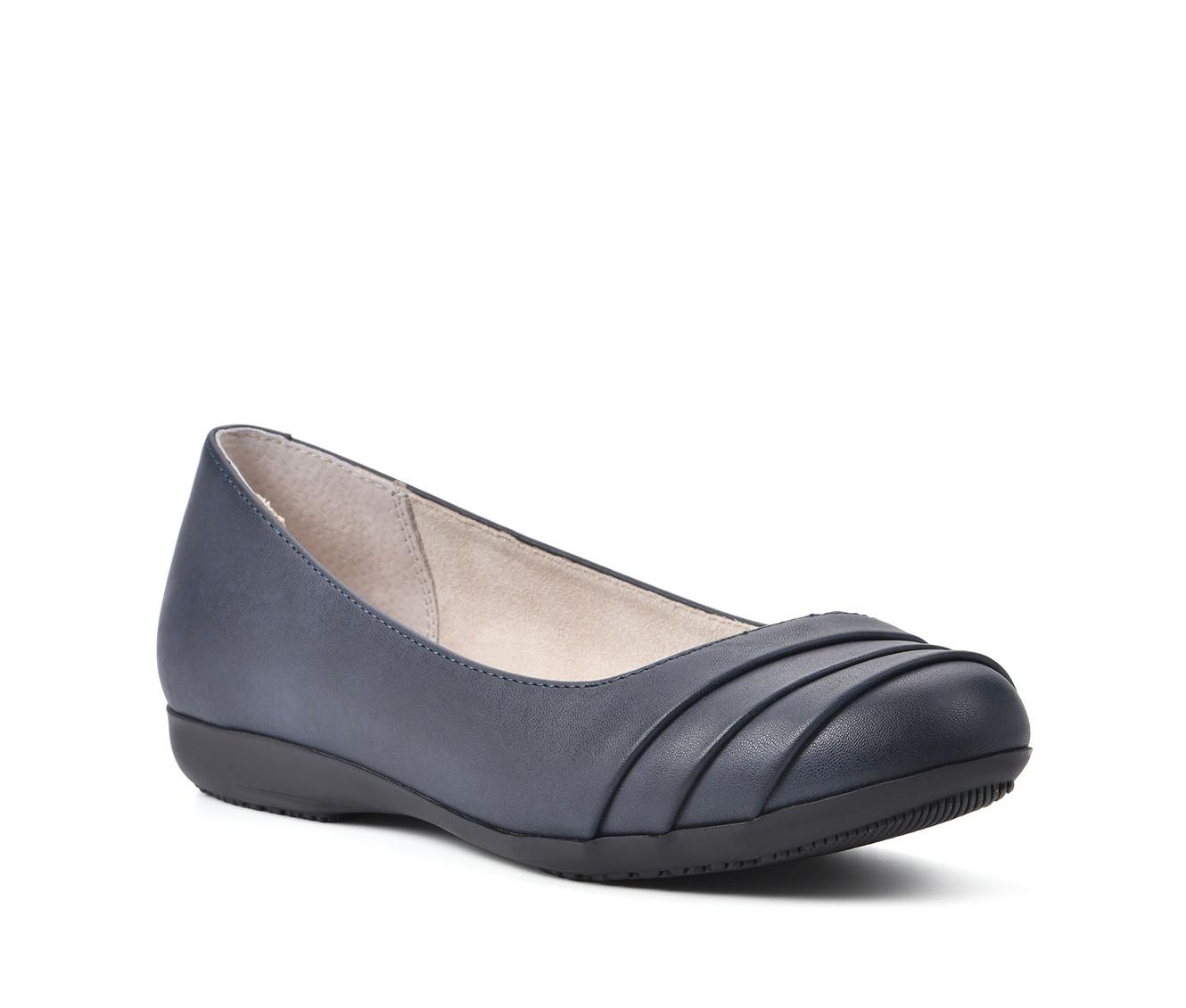 Women's Cliffs by White Mountain Clara Flats