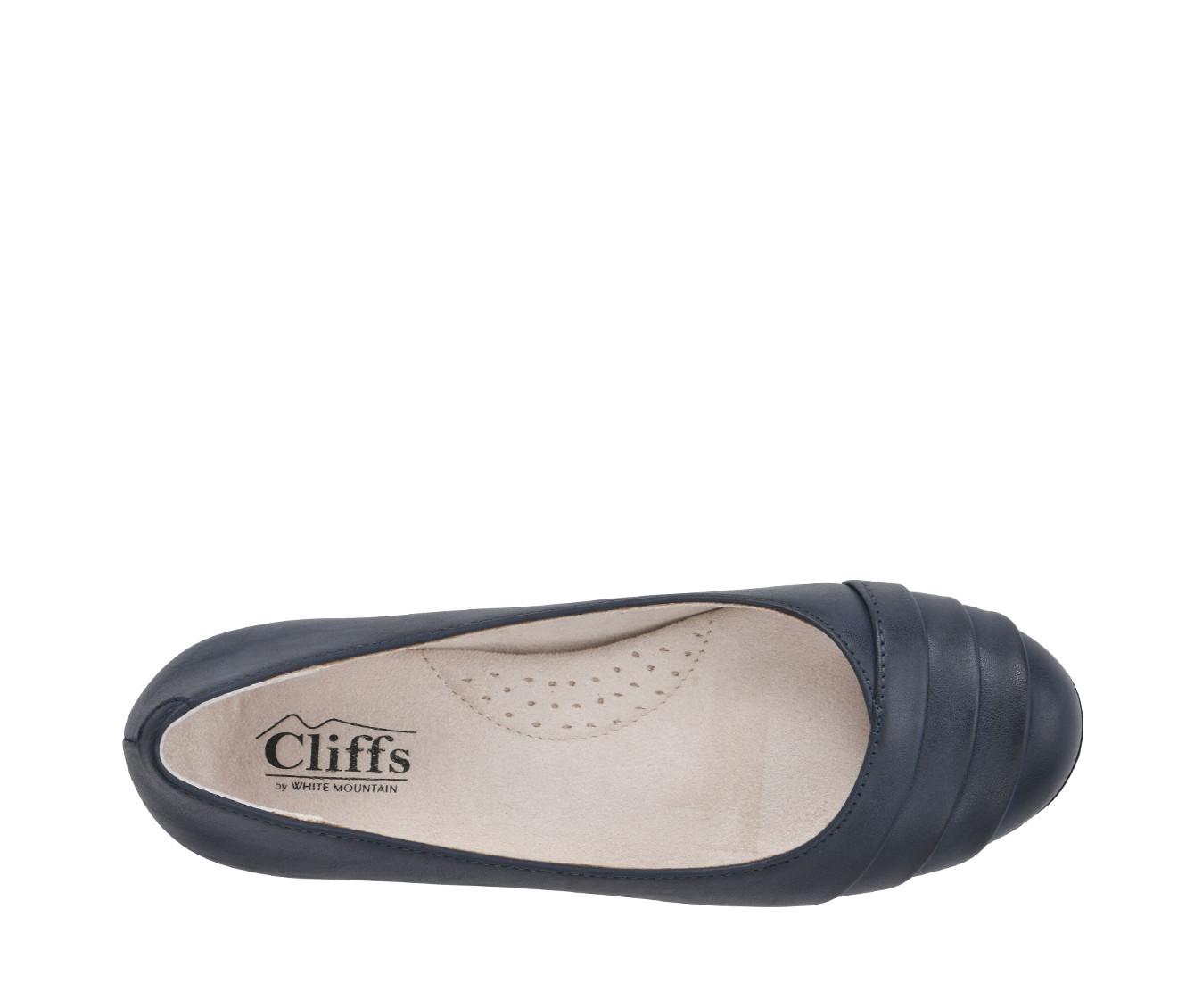 Women's Cliffs by White Mountain Clara Flats