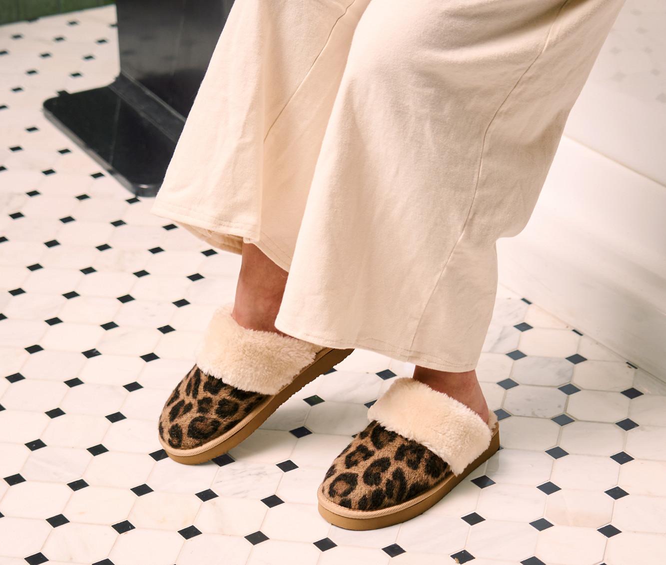 Minnetonka Women's Chesney Slippers