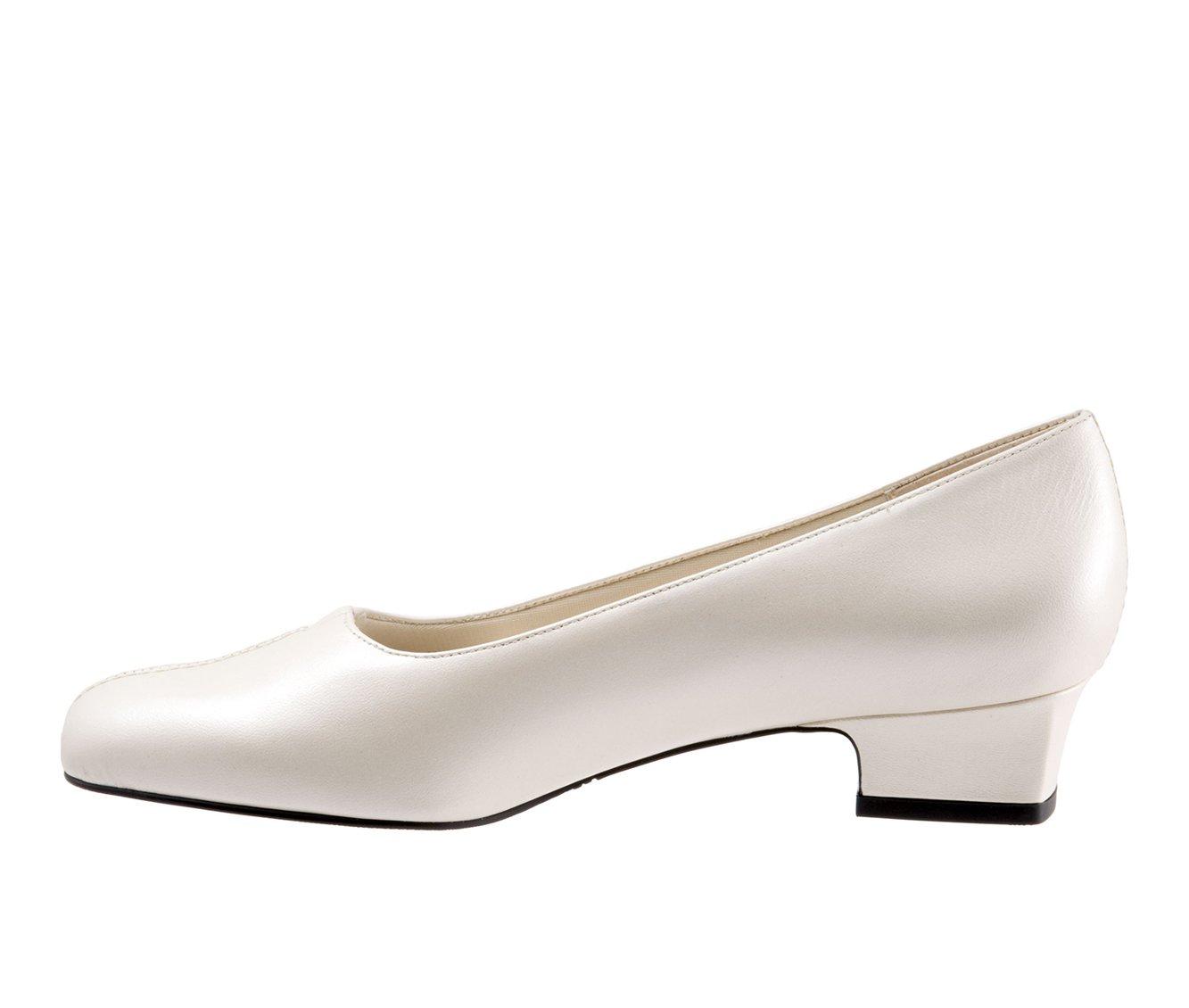 Women's Trotters Doris Pumps | Shoe Carnival