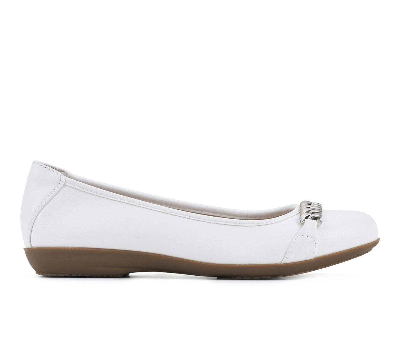 Women's Cliffs by White Mountain Charmed Flats