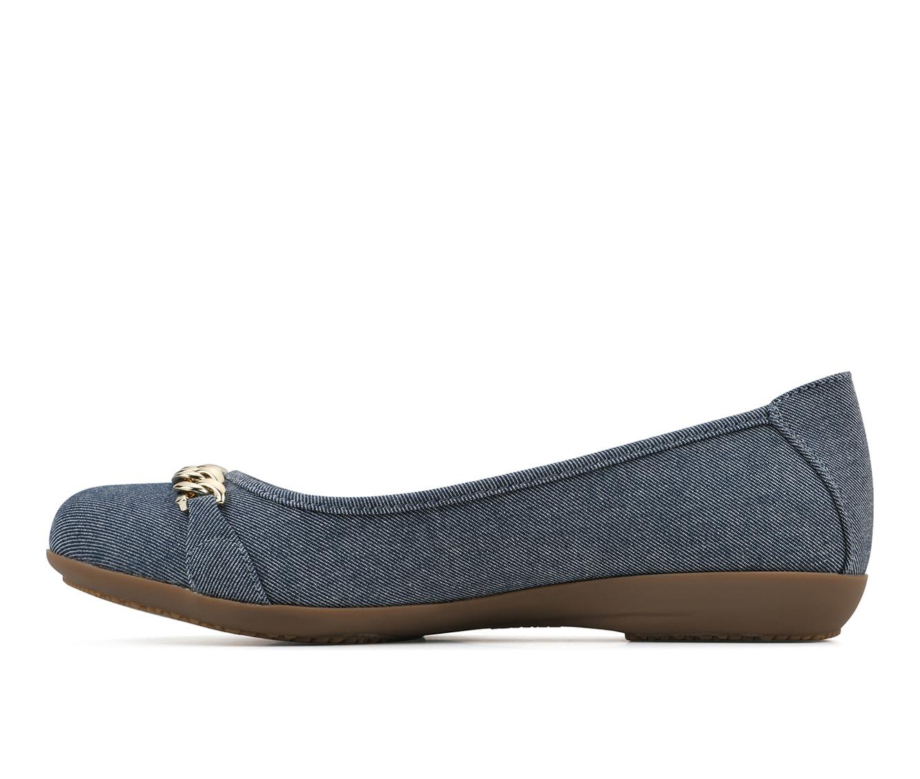 Women's Cliffs by White Mountain Charmed Flats